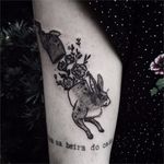 Coelhinho por Marcus Sirtoli! #MarcusSirtoli #tatuadoresbrasileiros #tatuadoresdobrasil #tattoobr #Poá #blackwork #coelho #rabbit #flowers #flores