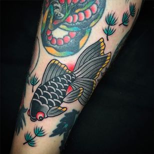 ¡Pequeño tatuaje de pez sólido de Andrew Mcleod!  #AndrewMcleod #traditionaltattoo #fish #traditional