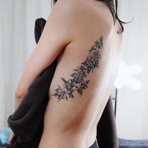 Stunning black and grey floral back piece by Sol Tattoo. #soltattoo #floral #floraltattoo #blackwork