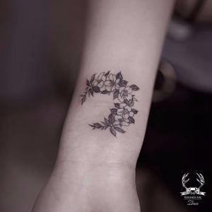 Pra quem quer uma tatuagem discreta, taí uma ótima ideia #Zihwa #delicate #delicada #botanica #botanic #flores #flowers #gringa #fineline #blackwork