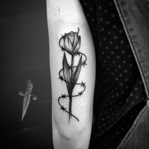 #BruscioPrado #flor #flower #blackwork #tatuadoresbrasil #tatuadoresbrasileiros #tatuadoresbr #pontilhismo