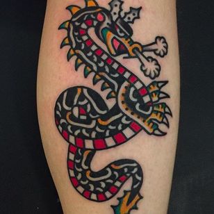Rad tatuaje de dragón tradicional realizado por Mark Cross.  #MarkCross #rosetattooNYC #TraditionalTattoo #FedTattoos #dragon