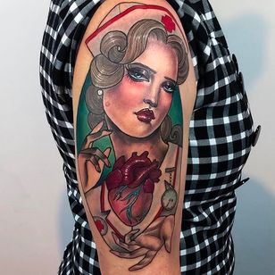 Tatuaje de enfermera y corazón por Hannah Flowers @Hannahflowers_tattoos #Hannahflowerstattoos #girl #woman #lady #girltattoo #ladytattoo #Inkslavetattoos #nurse #anatomicalheart #heart #retrato