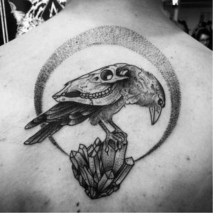 Tatuaje surrealista de blackwork de Arnaud Point Noir #ArnaudPointNoir #blackwork #sketch #illustrative #dotwork #crow #animalskull #crystal