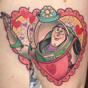 Buzz Lightyear entra en contacto con su lado femenino.  Tatuaje de Jackie Huertas.  #tradicional #JackieHuertas #Disney #Pixar #ToyStory #BuzzLightyear #pastel