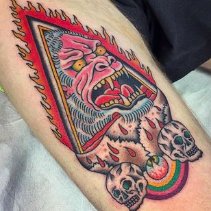 Mono, ojo y calaveras.  Tatuaje de Gregory Whitehead @Greggletron #GregoryWhitehead #Gregorywhiteheadtattoo #Oddtattoos #Neotradicional #Neotradicionaltattoo #ScapegoatTattoo #Portland #Ape #Skulls #Eye