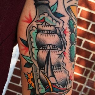 Tatuaje de barco en una botella por Alex Zampirri