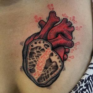 Uma explosão de amor no neo trad de André Boi. #heart #hearttattoo #neotrad #tattooa #AndreBoi