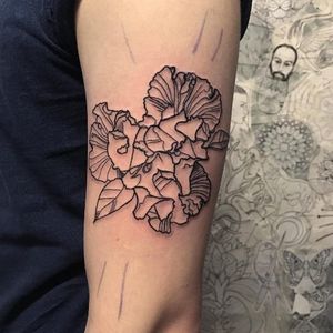 Abstract flower tattoo by Pablo Puentes #PabloPuentes #linework #blackwork #abstract #flower