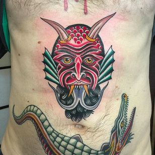 Tatuaje de cabeza de demonio de aspecto cruel en el vientre.  Tatuaje de Nick Mayes.  #NickMayes #NorthSeaTattoo #traditionaltattoo #classic tattoos #demon #croc
