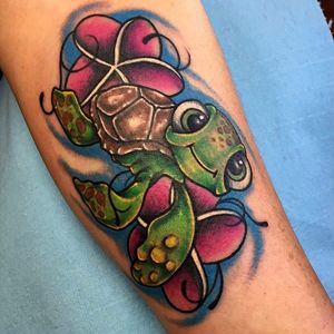 Sabe quem fez essa tatuagem? Conte pra gente nos comentários. #FindingNemo #FindingDory #Squirt #ProcurandoNemo #ProcurandoDory #colorful #colorida #turtle #tartaruga