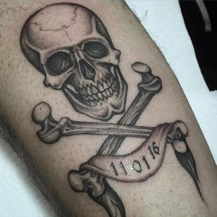 Tatuaje de calavera y tibias cruzadas por Gianluca Fusco #skullandcrossbones #blackandgrey #blackandgreyart #fineline #blackandgreyartist #GianlucaFusco