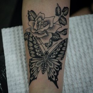 Tattoo by Franco Maldonado #FrancoMaldonado #black gray #illustrative #neutraditional #darkart #surrealistic #butterfly #rose #hojas #naturaleza #insect #wings # pattern #dotwork #linework #flower