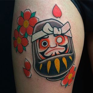 Daruma con algunas flores, puro tatuaje de Horitou.  #ThomasPineiro #Horitou #blackgardentattoo #japanese #sakura #daruma