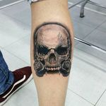 Cool black and gray skull tattoo by Andrea Morales. #AndreaMorales #EduTattoo #Madrid #skull #roses #blackandgray