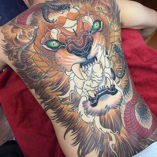 Lion (In Progress) Tattoo por Hamish Mclauchlan # lion #neotraditionalion #neotraditionalanimal #animal #neotraditional #HamishMclauchlan