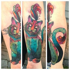 Cat tattoo by @kajsa_redrosetattoo #redrosetattoo #gothenburg #sweden #psychedelic #neotraditional #geometric #mendhi #cat