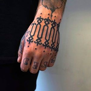 Elegant and solid hand tattoo done by Brody Polinsky. #BrodyPolinsky #UNIV_ERSE #blacktattoos #patterntattoo #blackwork