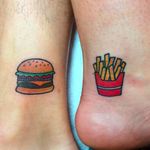Aí está uma boa ideia de tattoo de casal! Por Amanda Carmel. #AmandaCarmel #Hamburguer #burger #burgerlove #hamburger #fries #frenchfries #batatafrita