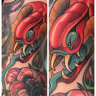 El rojo en este tatuaje de serpiente es un tatuaje tan vívido de David Tevenal #snake #colorwork #DavidTevenal #newschool
