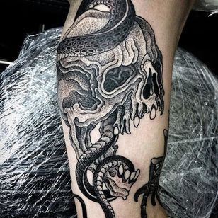 Skull Snake Tattoo por Tim Beijsens #blackwork #blackworktattoo #blackworktattoos #dark #darktattoo #darktattoos #blackink #blackinktattoo #blackworkartist #TimBeijsens