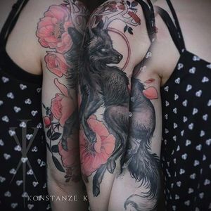 Clean and amazing black fox with antlers and some flowers. Tattoo done by Konstanze K. #KonstanzeK #illustrativetattoos #antlers #fox #black