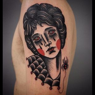 Tatuaje de mujer por Giacomo Sei Dita