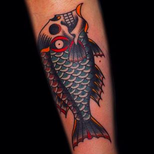 Tatuaje de pez / calavera de aspecto sólido de Shamus Mahannah.  #shamusmahannah #traditioneltattoo #fisk #kranie #traditionelstil #traditionel
