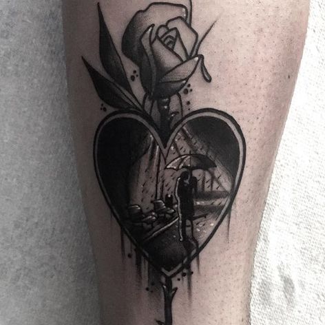 Tatuaje de escena romántica de Blackwork por Neil Dransfield.  #NeilDransfield #blackwork #neotraditional #blackandgrey #mashup #heart #rose #lovers #par #romance #regn