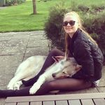 Sophie Turner and her dog Zunni (aka Lady) via instagram sophiet #gameofthrones #sansastark #aryastark #housestark #got #katpaine #MaisieWilliams #sophieturner
