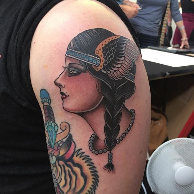 Mujer con tocado alado.  Tatuaje de Jean Le Roux.  #neotradicional #mujer #JeanLeRoux #neotradlady