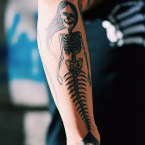Blackwork lady skull tattoo #blackwork #btattooing #skull #ladyskull #blckwrk #TattooStreetStyle #StreetStyle #madridstreetstyle #fish #fishbone #mermaid #skullmermaid