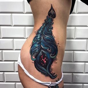 Tatuaje de una pluma por Olie Siiz