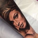 Tatuagem feita por Bernara Fazylova #BernaraFazylova #AmyWinehouse #realistic #portrait #blackandgrey