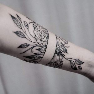 Reverse arm band tattoo by Uls Metzger. #UlsMetzger #dotwork #pointillism #blackwork #reverse #armband #bracelet #floral #flower