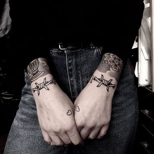 Blackwork matching barbed wire tattoo by Matty D'Arienzo. #MattyDArienzo #blackwork #traditional #barbedwire #matching