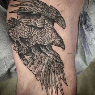 Tatuaje de águila real #blackwork #blackink #linework #blacktattoos #AlexSnelgrove #eagle #bird #goldeneagle