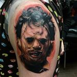 Colored Leatherface Tattoo by Alex Wright @Thealexwright #Leatherface #Leatherfacetattoo #TexasChainsawMassacre #serialkiller #killertattoo #horror #thriller #darktattoos #TheTexasChainsawMassacre #AlexWright