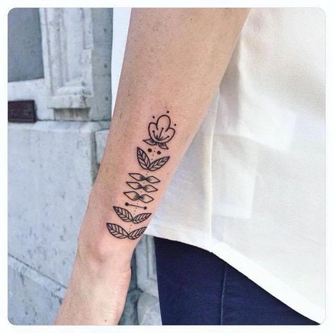 Tatuaje de flor minimalista de Lia November #LiaNovember #ilustrativo #minimalista #little #linework #flower