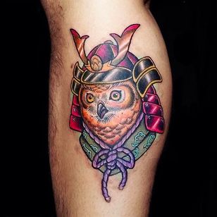 Samurai Owl, el defensor.  Detalles limpios y colores vibrantes.  Tatuaje atrevido de Jan Fresco.  #toxic #JanFresco # goodhandtattoo #neotraditional #coloredtattoo #ugle #samurai