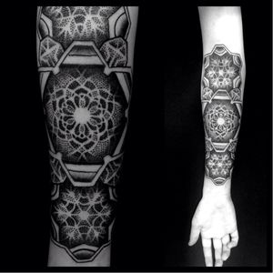 #pontilhismo #dotwork #geometria #blackwork #mandala #CacoMenegaz #tatuadorbrasileiro #braziliantattooartist #brasil #brazil #portugues #portuguese