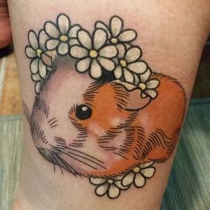 Guinea pig with a daisy flower crown. Tattoo by Meri. #traditional #cute #daisy #flowercrown #guineapig #Meri #tattoosbymeri