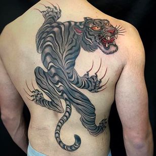 Tatuaje en la espalda de un tigre de acero que se arrastra con apariencia espectacular hecho por Graham Beech.  #GrahamBeech #NeoTraditional #AnimalTattoos #tiger #steeltiger #backtattoo