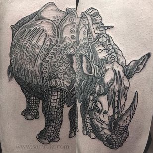 Tatuaje de rinoceronte por Sam Rulz #IllustrativeTattoos #Illustrative #Etching #Illustration #Blackwork #SamRulz #rhino