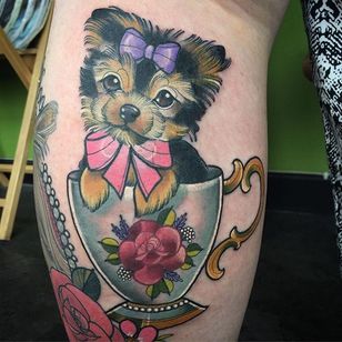 Lindo cachorro yorkie en una taza de té.  Tatuaje de Charlotte Timmons.  #neotradicional #perro # cachorro # cachorro #yorkie #teacup #dulce #CharlotteTimmons