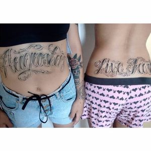 Lettering por Brenda Tavares! #BrendaTavares #Minnietattoo #tatuadorasbrasileiras #lettering #letteringtattoo  #caligraphy #caligrafia #girlwithtattoos #inkedgirls