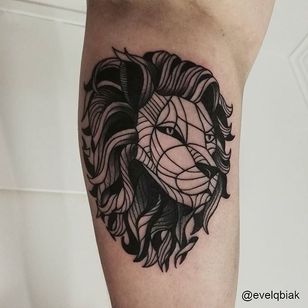 Blackwork Lion Tattoo por Evel Qbiak #Blackwork #BlackworkTattoos #BlackInk #ContemporaryTattoos #ModernTattoos #BlackInk #BlackworkArtists #Lion #lionhead #EvelQbiak