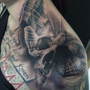 Impresionante tatuaje de polilla de calavera.  Tatuaje de Florian Karg #blackandgrey #realism #hyperrealism #FlorianKarg #darkart #kranier #visciouscircletattoo #germantattooers #deathsheadmoth