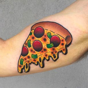 Tatuaje de pizza de aspecto loco, ¿quién no ama la pizza?  Tatuaje de Katie McGowan.  #katiemcgowan #blackcobratattoo #coloredtattoo #pizza