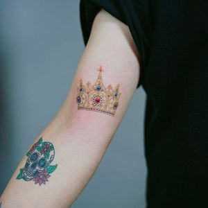 Crown by Nando Tattoo (via IG-nandotattooer) #tinytattoo #microtattoo #flora #fauna #NandoTattoo